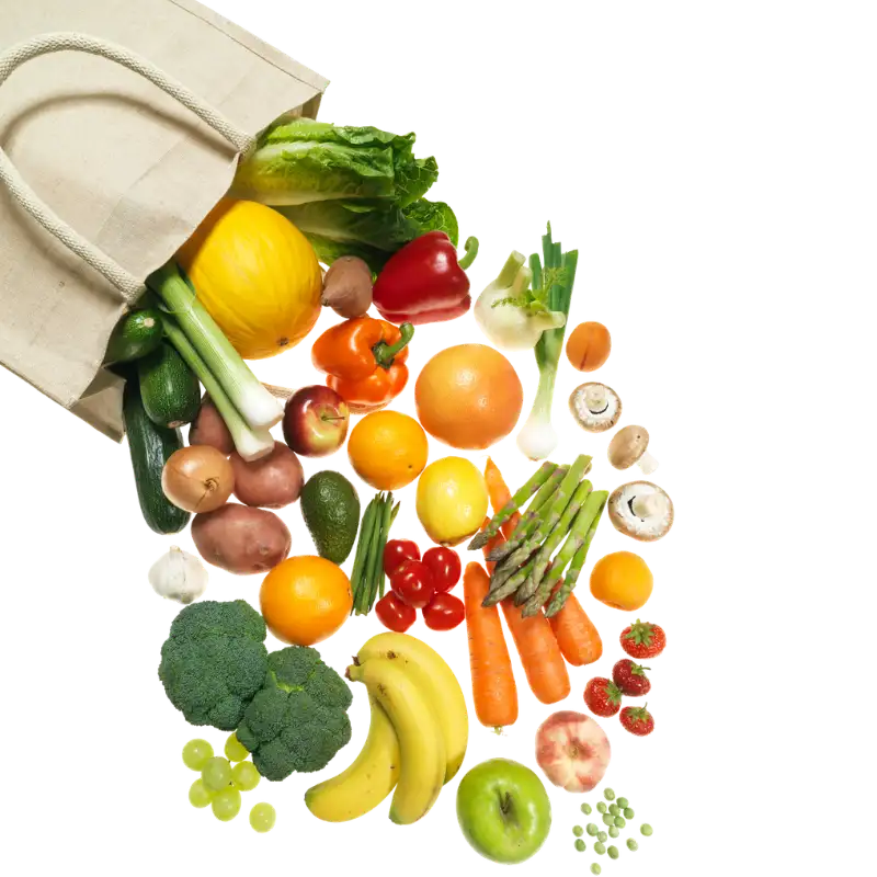 Frische Tomaten, Gurken, Beeren und Kräuter als saisonale Lebensmittel im Juli.